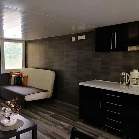 Tisza Uszohaz Botel Tiszaug