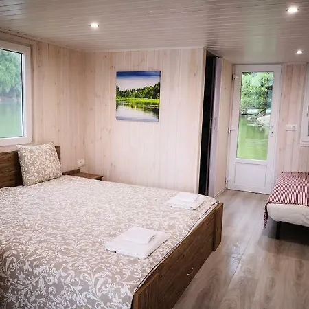 Tisza Uszohaz Botel Tiszaug